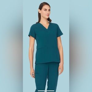 Mandala Caribbean Blue Scrub Set- 6 Pocket Top and 9 Pocket Joggers